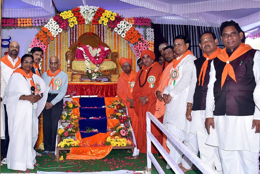 ಬೀದರ್ನ ಬಸವಗಿರಿಯಲ್ಲಿ ವಚನ ವಿಜಯೋತ್ಸವ ಅಂಗವಾಗಿ ಅಕ್ಕಅನ್ನಪೂರ್ಣ ಅವರು ಗುರುವಚನ ಪಟ್ಟಾಭಿಷೇಕ ಕಾರ್ಯಕ್ರಮ ನಡೆಸಿಕೊಟ್ಟರು. ಡಾ.ಕಿರಣಕುಮಾರ, ಗುರುಬಸವ ಪಟ್ಟದ್ದೇವರು, ಬಸವಜಯ ಮೃತ್ಯುಂಜಯ ಸ್ವಾಮೀಜಿ, ಗುರುನಾಥ ಕೊಳ್ಳೂರ ಇದ್ದಾರೆ