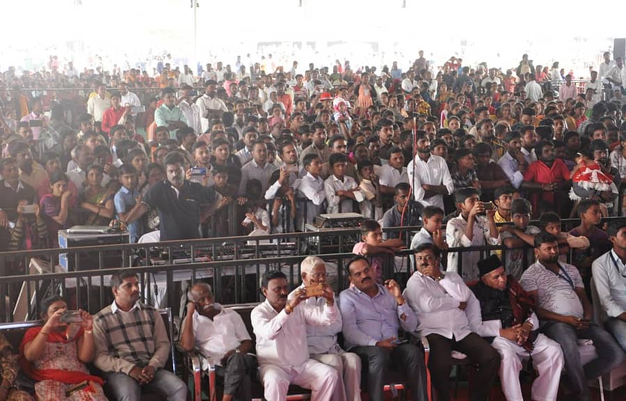 ಬೀದರ್ ತಾಲ್ಲೂಕಿನ ಕಮಠಾಣ ಸಮೀಪದ ಕರ್ನಾಟಕ ಪಶು ವೈದ್ಯಕೀಯ ವಿಶ್ವವಿದ್ಯಾಲಯದ ಆವರಣದಲ್ಲಿ ಭಾನುವಾರ ನಡೆದ ರಾಜ್ಯಮಟ್ಟದ ಪಶು ಮೇಳದ ಸಮಾರೋಪ ಸಮಾರಂಭದಲ್ಲಿ ಪಾಲ್ಗೊಂಡಿದ್ದ ಜನಸ್ತೋಮ