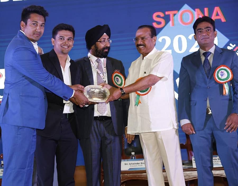 ಅತ್ಯುತ್ತಮ ಕಾರ್ಯನಿರ್ವಹಣೆ ತೋರಿದ ಉದ್ಯಮಿಗಳಿಗೆ ಕೇಂದ್ರ ಸಚಿವ ಡಿ.ವಿ. ಸದಾನಂದಗೌಡ ಬಹುಮಾನ ವಿತರಿಸಿದರು. ಈಶ್ವಿಂದರ್ ಸಿಂಗ್ ಮತ್ತಿತರರಿದ್ದಾರೆ