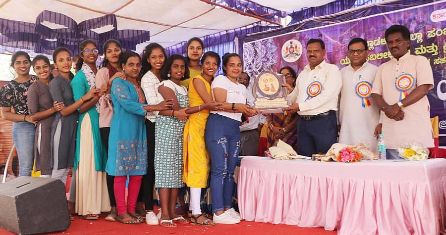 ಜಾನಪದ ನೃತ್ಯ ಸ್ಪರ್ಧೆಯಲ್ಲಿ ಮೊದಲಸ್ಥಾನಗಳಿಸಿದ ದಕ್ಷಿಣಕನ್ನಡದ ತಂಡಕ್ಕೆ ಗಣ್ಯರು ಬಹುಮಾನ ವಿತರಿಸಿದರು