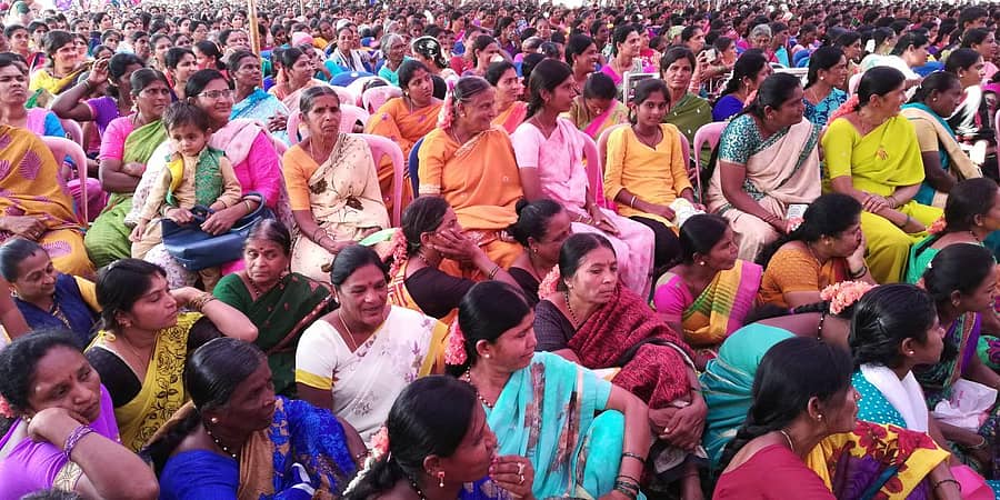 ತಾಲ್ಲೂಕು ಕ್ರೀಡಾಂಗಣದಲ್ಲಿ ನಡೆದ ಸಂಜೀವಿನ ಕಾರ್ಯಕ್ರಮದಲ್ಲಿ ಪಾಲ್ಗೊಂಡಿದ್ದ ಮಹಿಳಯರು