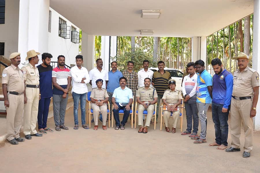 ಆನ್ಲೈನ್ ಮೂಲಕ ಕ್ರಿಕೆಟ್ ಮತ್ತು ಕುದುರೆ ರೇಸ್ ಬೆಟ್ಟಿಂಗ್ ನಡೆಸುತ್ತಿದ್ದ 6 ಜನ ಆರೋಪಿಗನ್ನು ಬಂಧಿಸಿರುವ ತುಮಕೂರು ಪೊಲೀಸರು.
