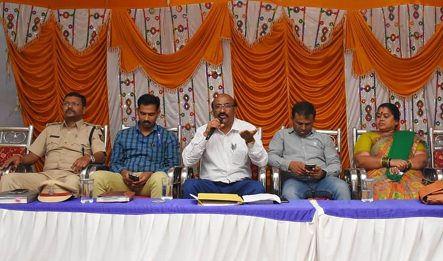 ಸಭೆಯಲ್ಲಿ ತಹಶೀಲ್ದಾರ್ ಕೆ.ನರಸಿಂಹಮೂರ್ತಿ ಮಾತನಾಡಿದರು.