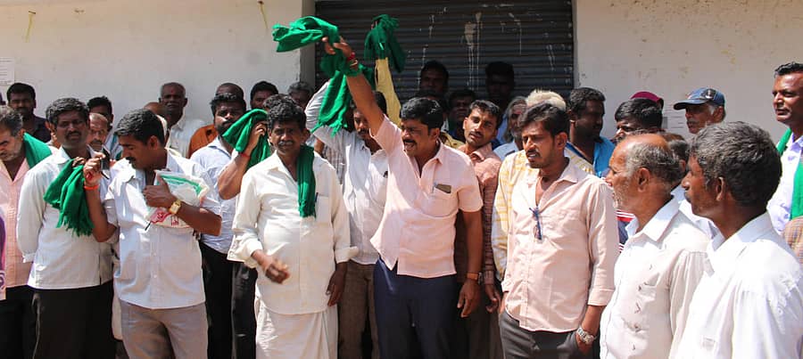 ಮಾಗಡಿ ರಾಗಿ ಖರೀದಿ ಕೇಂದ್ರದ ಮುಂದೆ ರೈತ ಸಂಘದ ಅಧ್ಯಕ್ಷ ಹೊಸಪಾಳ್ಯ ಲೋಕೇಶ್ ನೇತೃತ್ವದಲ್ಲಿ ಪ್ರತಿಭಟನೆ ನಡೆಯಿತು.