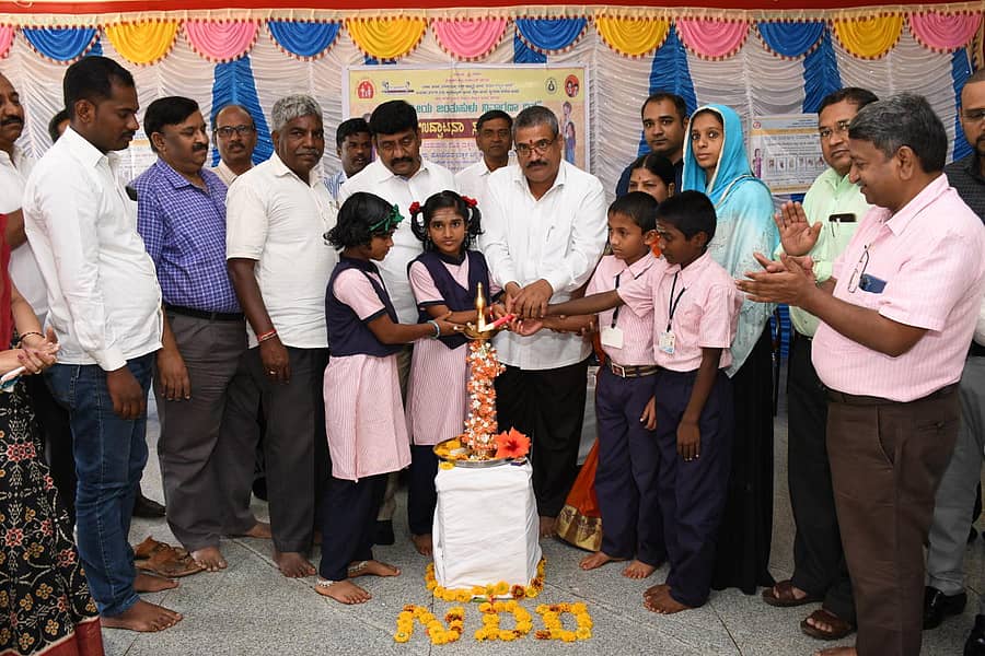 ಹಾಲಬಾವಿಯ ಮೊರಾರ್ಜಿ ದೇಸಾಯಿ ವಸತಿ ಶಾಲೆಯಲ್ಲಿ ಸೋಮವಾರ ನಡೆದ ಜಂತುಹುಳು ನಿವಾರಣೆ ಕಾರ್ಯಕ್ರಮವನ್ನು ಜಿಲ್ಲಾ ಪಂಚಾಯಿತಿ ಉಪಾಧ್ಯಕ್ಷ ಅರುಣ ಕಟಾಂಬಳೆ ಮಕ್ಕಳೊಂದಿಗೆ ಉದ್ಘಾಟಿಸಿದರು