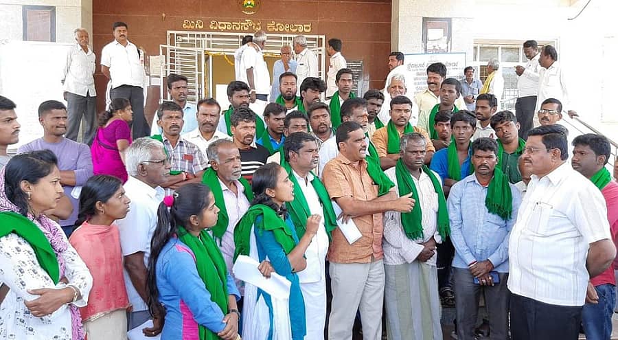 ತಾಲ್ಲೂಕು ಕಚೇರಿಯಲ್ಲಿ ಭ್ರಷ್ಟಾಚಾರ ತಾಂಡವವಾಡುತ್ತಿದೆ ಎಂದು ಆರೋಪಿಸಿ ರಾಜ್ಯ ರೈತ ಸಂಘ ಮತ್ತು ಹಸಿರು ಸೇನೆ ಸದಸ್ಯರು ಕೋಲಾರ ತಾಲ್ಲೂಕು ಕಚೇರಿ ಎದುರು ಸೋಮವಾರ ಧರಣಿ ನಡೆಸಿದರು.