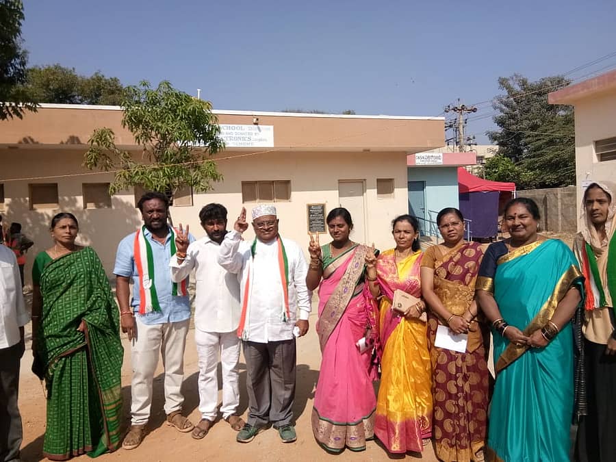 ಚಿಕ್ಕಬಳ್ಳಾಪುರ ನಗರಸಭೆ ಚುನಾವಣೆ ಮತ ಎಣಿಕೆ ಕೇಂದ್ರದಲ್ಲಿ ಒಟ್ಟಾಗಿ ಗೆಲುವಿನ ಸಂಭ್ರಮ ವ್ಯಕ್ತಪಡಿಸಿದ ಕಾಂಗ್ರೆಸ್ ಅಭ್ಯರ್ಥಿಗಳು