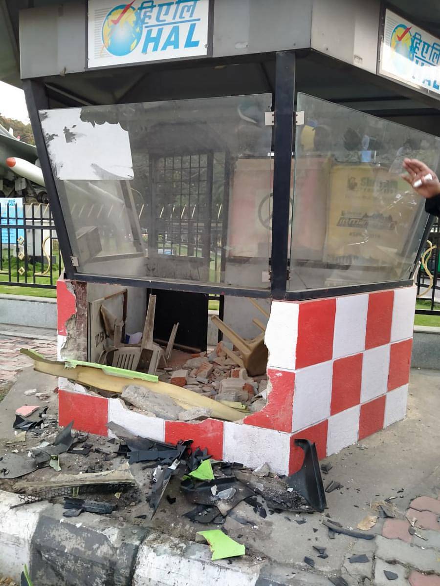 ಪೊಲೀಸ್ ಚೌಕಿಗೆ ಹಾನಿಯಾಗಿರುವುದು