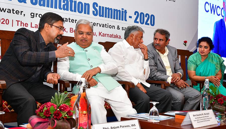 ಕಾರ್ಯಕ್ರಮದಲ್ಲಿ ಗೋವಿಂದ ಕಾರಜೋಳ ಹಾಗೂ ಅಂಜುಂ ಪರ್ವೇಜ್ ಚರ್ಚೆಯಲ್ಲಿ ತೊಡಗಿರುವುದು. ಸಚಿವ ವಿ.ಸೋಮಣ್ಣ, ಆರ್.ಹರೀಶ್ ಆರಾಧ್ಯ ಹಾಗೂ ಸಿಡಬ್ಲ್ಯುಸಿಸಿಐ ಅಧ್ಯಕ್ಷೆ ಐಶ್ವರ್ಯಾ ನಂದ್ಯಪ್ಪ ಇದ್ದರು –ಪ್ರಜಾವಾಣಿ ಚಿತ್ರ