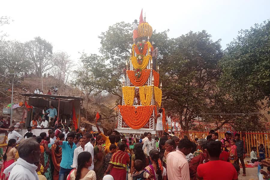 ಗುರುಮಠಕಲ್ ಹತ್ತಿರದ ಚಿಂತನಹಳ್ಳಿಯಲ್ಲಿ ಜರುಗಿದ ಗವಿಸಿದ್ದಲಿಂಗೇಶ್ವರ ದೇವಸ್ಥಾನದ ವಾರ್ಷಿಕ ಜಾತ್ರೆಯಲ್ಲಿ ರಥದ ಅಲಂಕಾರದಲ್ಲಿ ನಿರತರಾದ ದೇವಸ್ಥಾನದ ಸ್ವಯಂಸೇವಕರು