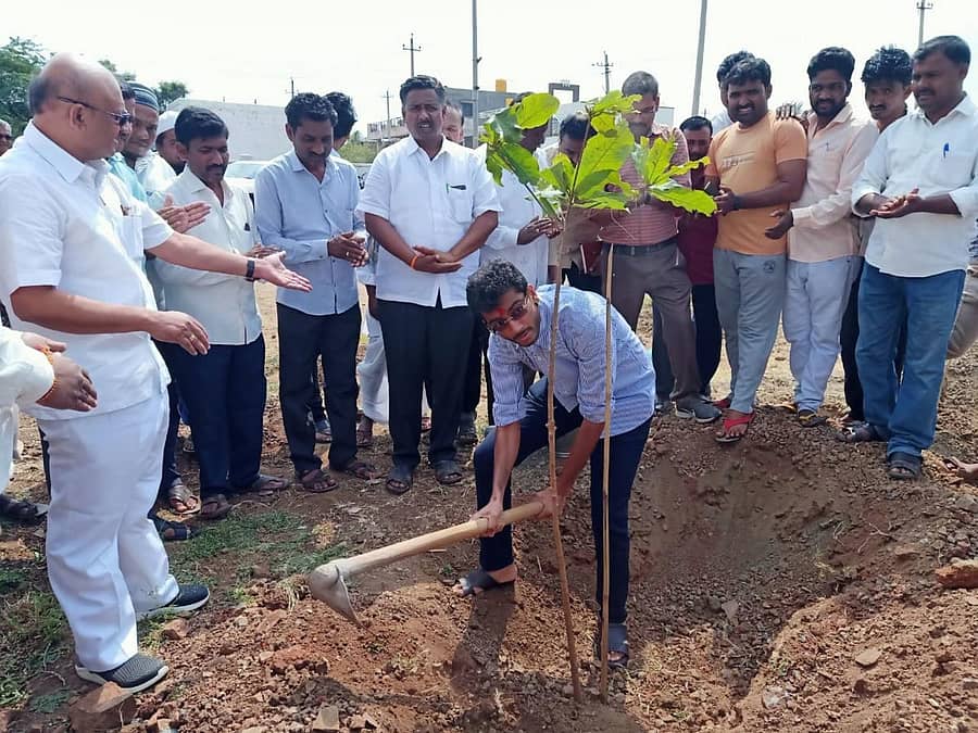 ಬಬಲೇಶ್ವರ ತಾಲ್ಲೂಕಿನ ಜೈನಾಪುರ ಗ್ರಾಮದ ಸರ್ಕಾರಿ ಹೆಣ್ಣು ಮಕ್ಕಳ ಹಿರಿಯ ಪ್ರಾಥಮಿಕ ಶಾಲೆ ಆವರಣದಲ್ಲಿ ಶಾಸಕ ಎಂ.ಬಿ.ಪಾಟೀಲ ಪುತ್ರ ಬಸನಗೌಡ ಪಾಟೀಲ ಅವರು ಸೋಮವಾರ ಸಸಿ ನೆಟ್ಟರು