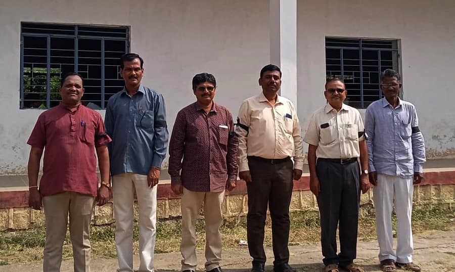 ಕಮಲಾಪುರ ಪದವಿಪೂರ್ವ ಕಾಲೇಜಿನಲ್ಲಿ ಸೋಮವಾರ ಉಪನ್ಯಾಸಕರು ಕೈಗೆ ಕಪ್ಪು ಪಟ್ಟಿ ಧರಿಸಿ ಕಾರ್ಯ ನಿರ್ವಹಿಸಿದರು