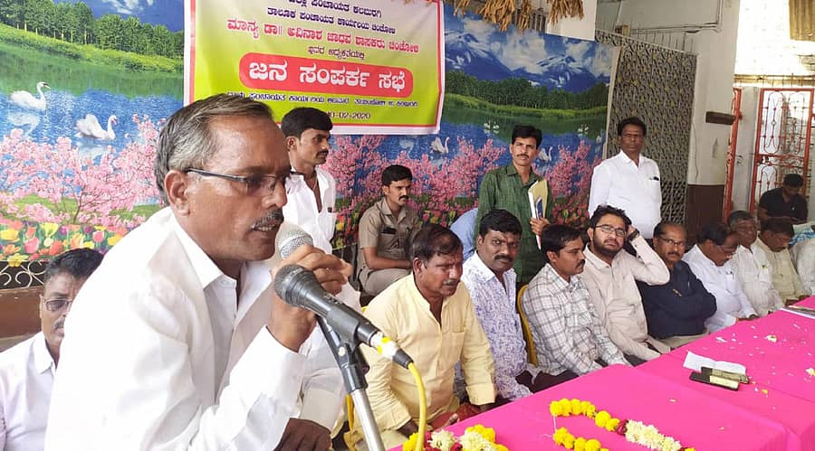 ಚಿಂಚೋಳಿ ತಾಲ್ಲೂಕು ಅಣವಾರದಲ್ಲಿ ಸೋಮವಾರ ನಡೆದ ಜನಸಂಪರ್ಕ ಸಭೆಯಲ್ಲಿ ಗ್ರಾಮದ ಮುಖಂಡ ನಾಗಿಂದ್ರಪ್ಪ ಬಿರಾದಾರ ಮಾತನಾಡಿದರು