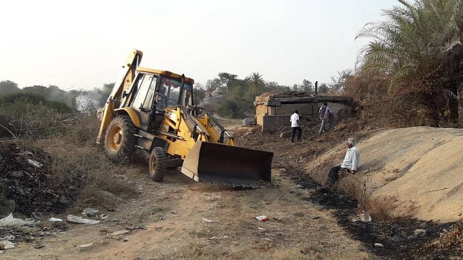 ಮಾಗಡಿ ಗೌರಮ್ಮನಕೆರೆ ಬಳಿ ಇರುವ ಮಾಚಿದೇವ ಮಡಿವಾಳರ ಸ್ಮಾರಕ ಸ್ವಚ್ಛತೆಗೊಳಿಸಲಾಯಿತು.