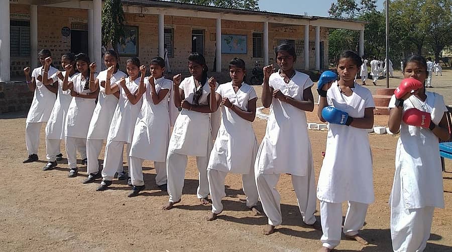 ನಿಡಗುಂದಿ ತಾಲ್ಲೂಕು ವಂದಾಲದ ಶಾಕಂಬರಿ ಪ್ರೌಢಶಾಲೆ ವಿದ್ಯಾರ್ಥಿನಿಯರು ಕರಾಟೆ ಅಭ್ಯಾಸದಲ್ಲಿ ತೊಡಗಿರುವುದು