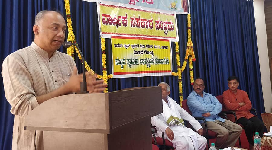 ಯಲ್ಲಾಪುರ ತಾಲ್ಲೂಕು ಹಾಸಣಗಿ ಸೊಸೈಟಿಯಲ್ಲಿ ನಡೆದ ಕಾರ್ಯಕ್ರಮದಲ್ಲಿ ಸೆಲ್ಕೊ ಫೌಂಡೇಷನ್ ಅಧ್ಯಕ್ಷ ಡಾ.ಹರೀಶ ಹಂದೆ ಮಾತನಾಡಿದರು