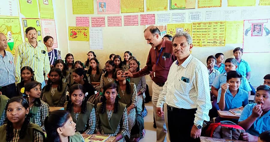 ಹೊಸಕೋಟೆಯ ಜಿಕೆಬಿಎಂಎಸ್ ಶಾಲೆಯಲ್ಲಿ ತಾಲ್ಲೂಕು ಆರೋಗ್ಯ ಇಲಾಖೆ ಹಾಗೂ ತಾಲ್ಲೂಕು ಶಿಕ್ಷಣ ಇಲಾಖೆ ವತಿಯಿಂದ ಜಂತುಹುಳು ನಿವಾರಣಾ ಕಾರ್ಯಕ್ರಮದ ನಿಮಿತ್ತ ಮಕ್ಕಳಿಗೆ ಜಂತುಹುಳು ನಿವಾರಣಾ ಮಾತ್ರೆಗಳನ್ನು ನೀಡಲಾಯಿತು.