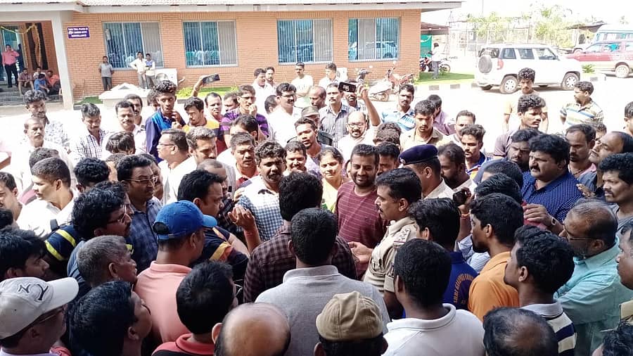 ಅಂಕೋಲಾ ತಾಲ್ಲೂಕಿನ ಹಟ್ಟಿಕೇರಿ ಕ್ರಾಸ್ ಬಳಿ ಟೋಲ್ ಸುಂಕ ವಸೂಲಿ ಮಾಡುವುದನ್ನು ಖಂಡಿಸಿ ಟಿಪ್ಪರ್, ಕಾರು ಹಾಗೂ ಟೆಂಪೊ ಯೂನಿಯನ್ ಪ್ರಮುಖರು ಟೋಲ್ ಪ್ಲಾಜಾಗೆ ಮಂಗಳವಾರ ಮುತ್ತಿಗೆ ಹಾಕಿದರು.