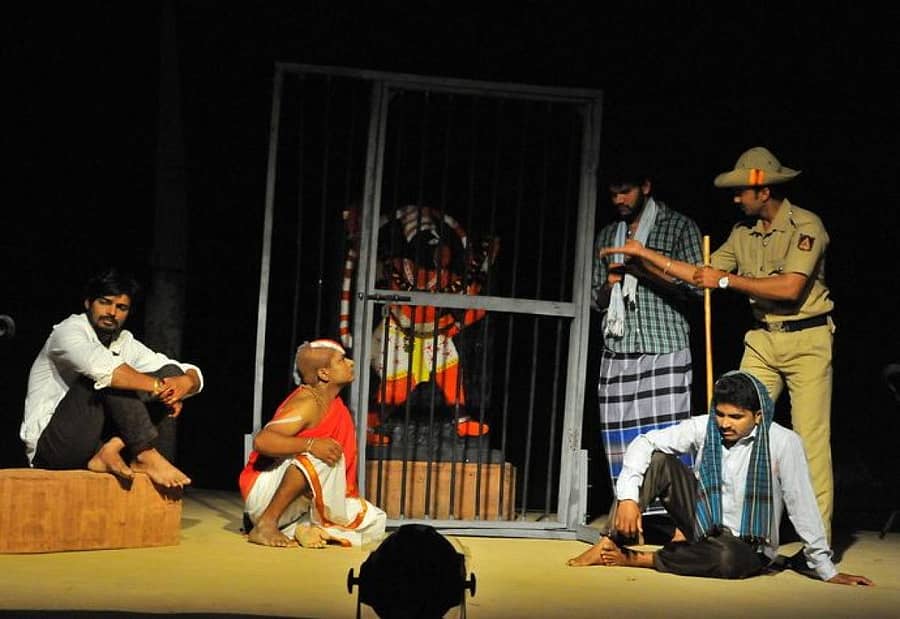 ಕೋಲಾರದ ಆದಿಮ ಸಾಂಸ್ಕೃತಿಕ ಕೇಂದ್ರದಲ್ಲಿ ಇತ್ತೀಚೆಗೆ ನಡೆದ ಹುಣ್ಣಿಮೆ ಹಾಡು ಕಾರ್ಯಕ್ರಮದಲ್ಲಿ ವಿಶ್ವಪಥ ಕಲಾ ಸಂಗಮದ ಕಲಾವಿದರು ‘ಊರು ಸುಟ್ಟರೂ ಹನುಮಪ್ಪ ಹೊರಗ’ ನಾಟಕ ಪ್ರದರ್ಶಿಸಿದರು.