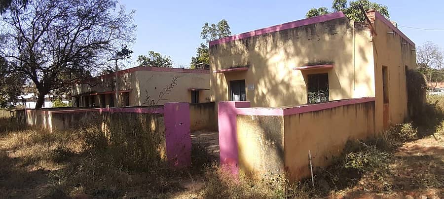 ಜಗಳೂರಿನ ತಾಲ್ಲೂಕು ಪಂಚಾಯಿತಿ ಕಚೇರಿ ಆವರಣದಲ್ಲಿ ಬಳಕೆಯಾಗದೆ ಖಾಲಿ ಇರುವ ಕಟ್ಟಡಗಳು