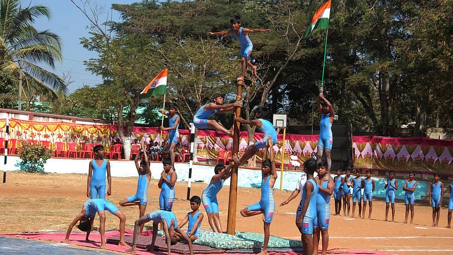 ಮಲ್ಲಕಂಬ ಪ್ರದರ್ಶನದಲ್ಲಿ ತೊಡಗಿರುವ ವಿದ್ಯಾರ್ಥಿಗಳು