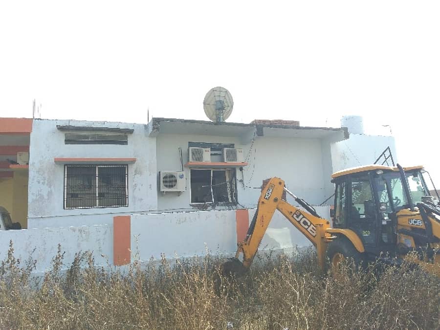 ಸಂತಪುರ ಗ್ರಾಮದಲ್ಲಿ ಸೋಮವಾರ ರಾತ್ರಿ ಸಂಗಮ ಗ್ರಾಮಕ್ಕೆ ತೆರಳುವ ರಸ್ತೆ ಸಮೀಪದಲ್ಲಿನ ಎಸ್ಬಿಐ ಬ್ಯಾಂಕ್ನ ಕಿಟಕಿಯನ್ನು ಜೆಸಿಬಿ ಯಂತ್ರದಿಂದ ಕಳ್ಳರು ಒಡೆದಿರುವ ದೃಶ್ಯ