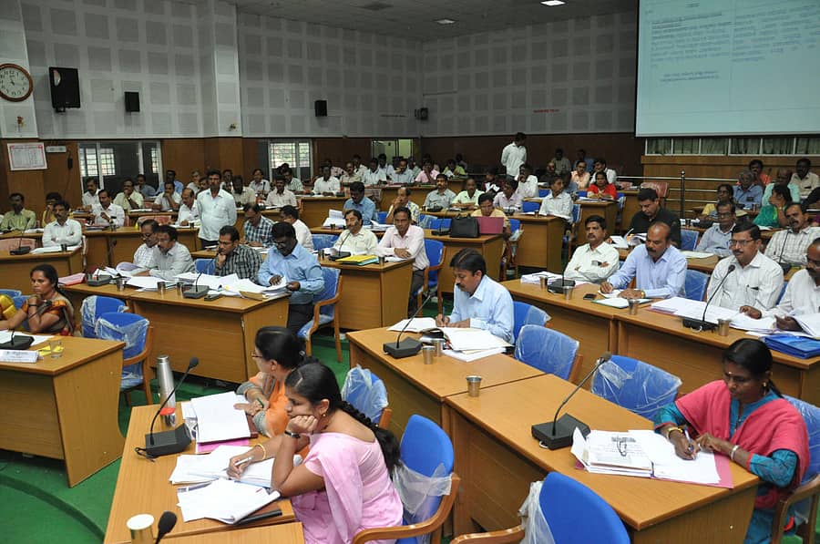 ಸಭೆಯಲ್ಲಿ ಭಾಗವಹಿಸಿದ್ದ ಅಧಿಕಾರಿಗಳು