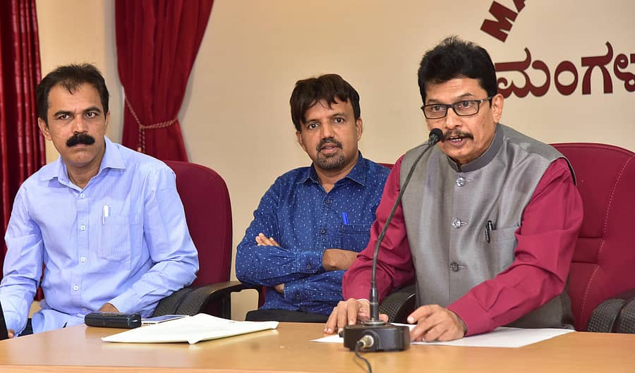 ಮಂಗಳೂರಿನ ಪ್ರೆಸ್ಕ್ಲಬ್ನಲ್ಲಿ ಮಂಗಳವಾರ ಆಯೋಜಿಸಿದ್ದ ಸಂವಾದ ಕಾರ್ಯಕ್ರಮದಲ್ಲಿ ಕುಲಪತಿ ಪ್ರೊ.ಪಿ.ಎಸ್. ಯಡಪಡಿತ್ತಾಯ ಮಾತನಾಡಿದರು. - – ಪ್ರಜಾವಾಣಿ ಚಿತ್ರ