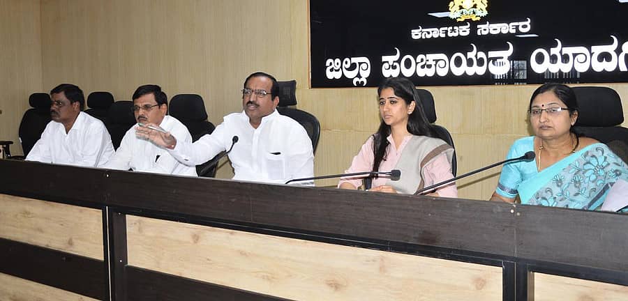 ಕೆಡಿಪಿ ಸಭೆಯಲ್ಲಿ ಜಿಲ್ಲಾ ಪಂಚಾಯಿತಿ ಅಧ್ಯಕ್ಷ ರಾಜಶೇಖರಗೌಡ ಪಾಟೀಲ ವಜ್ಜಲ್, ಉಪಾಧ್ಯಕ್ಷೆ ಗಿರಿಜಮ್ಮ ಸದಾಶಿವಪ್ಪಗೌಡ ರೊಟ್ನಡಗಿ, ಸಿಇಒ ಶಿಲ್ಪಾ ಶರ್ಮಾ, ಶಿಕ್ಷಣ ಮತ್ತು ಆರೋಗ್ಯ ಸ್ಥಾಯಿ ಸಮಿತಿ ಅಧ್ಯಕ್ಷ ಶಿವಲಿಂಗಪ್ಪ ಪುಟಗಿ, ಕೃಷಿ ಮತ್ತು ಕೈಗಾರಿಕೆ ಸ್ಥಾಯಿ ಸಮಿತಿ ಅಧ್ಯಕ್ಷ ಭೀಮರೆಡ್ಡಿಗೌಡ ಇದ್ದರು