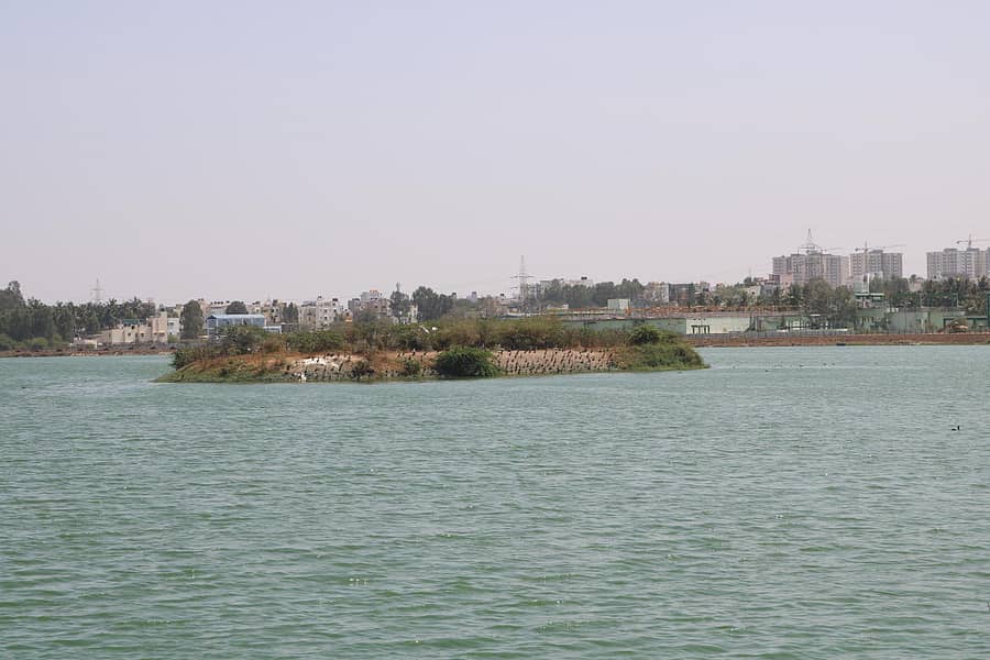 ಕೆರೆಯ ಮಧ್ಯಭಾಗದಲ್ಲಿರುವ ದ್ವೀಪ