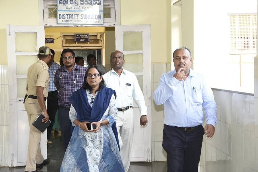 ಚಿತ್ರದುರ್ಗದ ಜಿಲ್ಲಾ ಆಸ್ಪತ್ರೆಗೆ ಜಿಲ್ಲಾಧಿಕಾರಿ ಆರ್.ವಿನೋತ್ ಪ್ರಿಯಾ ಮಂಗಳವಾರ ದಿಢೀರ್ ಭೇಟಿ ನೀಡಿ ಪರಿಶೀಲಿಸಿದರು.