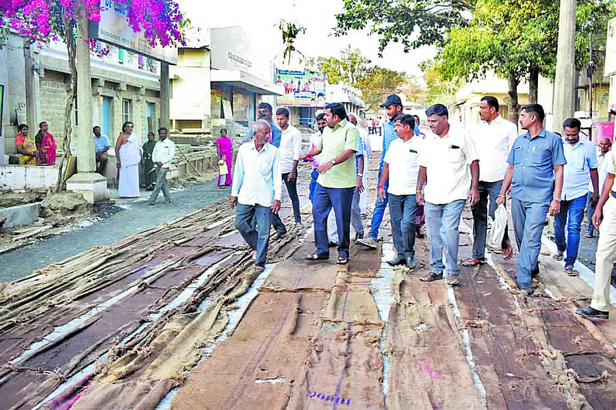 ಶಾಸಕ ಡಿ.ಸಿ.ಗೌರಿಶಂಕರ್‌ ಅವರು ಸಿ.ಸಿ.ರಸ್ತೆ ಕಾಮಗಾರಿ ಪರಿಶೀಲಿಸಿದರು.