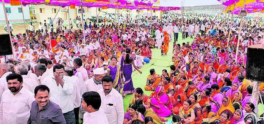 ಘಮಸುಬಾಯಿ ತಾಂಡಾದಲ್ಲಿ ಮಾತಾ ಜಗದಂಬಾ ಜಾತ್ರಾ ಮಹೋತ್ಸವದಲ್ಲಿ ಹಸುವಿಗೆ ಪೂಜೆ ಸಲ್ಲಿಸುವ ಮೂಲಕ ಸಚಿವ ಪ್ರಭು ಚವಾಣ್ ಚಾಲನೆ ನೀಡಿದರು
