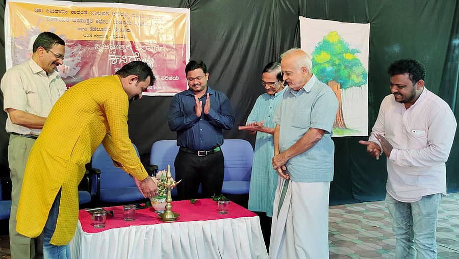 ಪುತ್ತೂರಿನ ಪರ್ಲಡ್ಕದಲ್ಲಿರುವ ಡಾ.ಶಿವರಾಮ ಕಾರಂತ ಬಾಲವನದಲ್ಲಿ ಬುಧವಾರ ನಡೆದ ‘ಸೃಜನಾತ್ಮಕ ಬರವಣಿಗೆ, ಕವಿಗೋಷ್ಠಿ ಹಾಗೂ ಕಾರಂತರ ಸಾಹಿತ್ಯ ಲೋಕ ಪರಿಚಯ’ ಕಾರ್ಯಕ್ರಮವನ್ನು ತಾಲ್ಲೂಕು ಪಂಚಾಯಿತಿ ಅಧ್ಯಕ್ಷ ರಾಧಾಕೃಷ್ಣ ಬೋರ್ಕರ್ ಉದ್ಘಾಟಿಸಿದರು