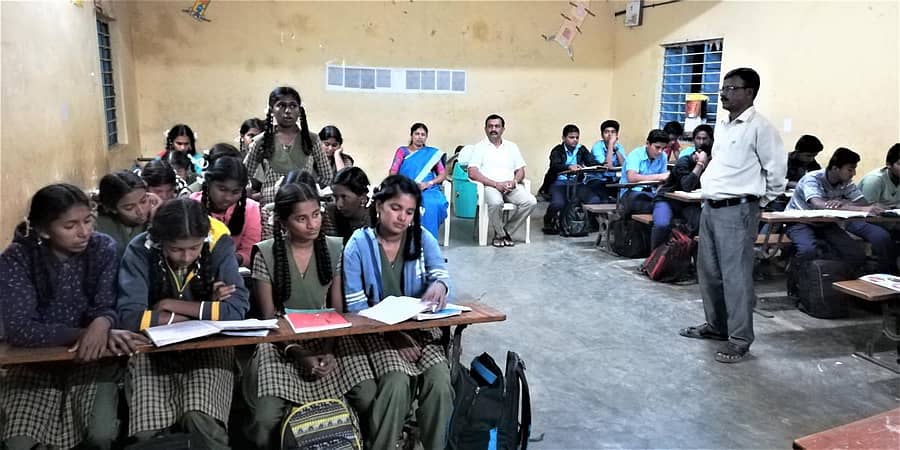 ತುಂಗಣಿ ಸರ್ಕಾರಿ ಶಾಲೆಯಲ್ಲಿ ನಡೆಯುತ್ತಿರುವ ವಿಶೇಷ ತರಗತಿಗಳಲ್ಲಿ ಉಷಾ ರವಿ ಮಕ್ಕಳ ಅಭ್ಯಾಸವನ್ನು ಪರಿಶೀಲಿಸಿದರು