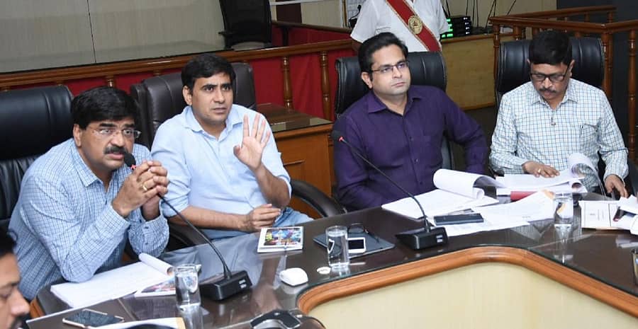 ಹಾವೇರಿ ಜಿಲ್ಲಾಧಿಕಾರಿ ಕಚೇರಿ ಸಭಾಂಗಣದಲ್ಲಿ ವಸತಿ ಇಲಾಖೆ ಕಾರ್ಯದರ್ಶಿ ಮನೋಜ್ಕುಮಾರ್ ಮೀನಾ ಅವರು ನೆರೆ ಸಂತ್ರಸ್ತರಿಗೆ ಪುನರ್ ವಸತಿ ಹಾಗೂ ವಿವಿಧ ಇಲಾಖೆಗಳ ಪ್ರಗತಿ ಪರಿಶೀಲನಾ ಸಭೆಯಲ್ಲಿ ಮಾತನಾಡಿದರು