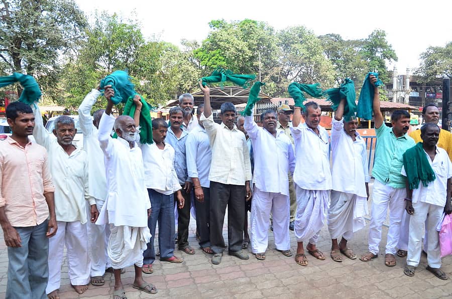 ವಿವಿಧ ಬೇಡಿಕೆಗಳ ಈಡೇರಿಕೆಗೆ ಆಗ್ರಹಿಸಿ ರೈತರು ಬೆಳಗಾವಿಯ ಜಿಲ್ಲಾಧಿಕಾರಿ ಕಚೇರಿ ಬಳಿ ಬುಧವಾರ ಪ್ರತಿಭಟನೆ ನಡೆಸಿದರು