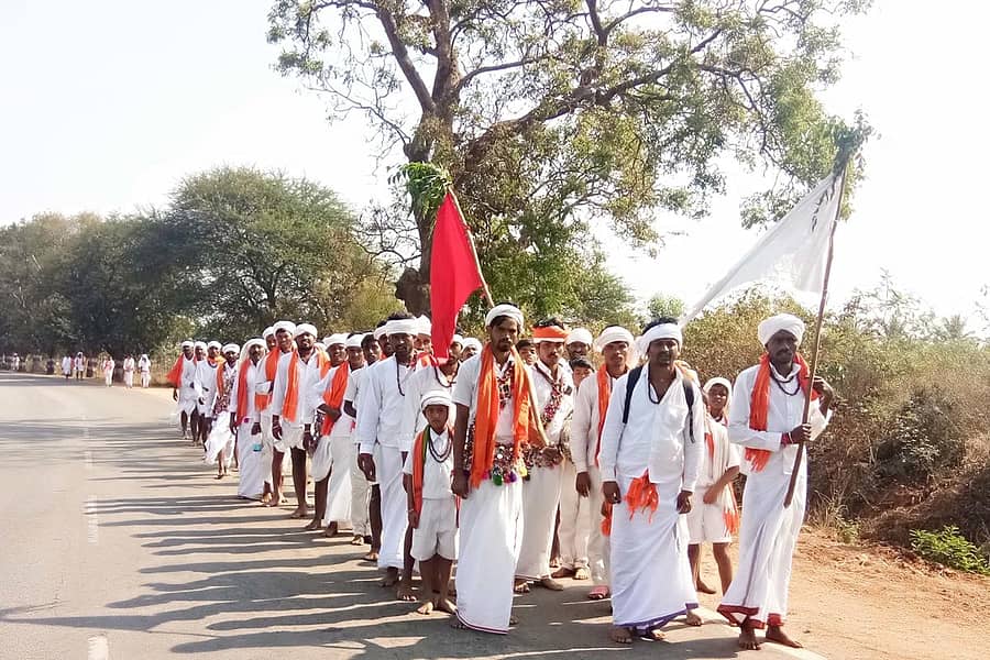ನ್ಯಾಮತಿ ತಾಲ್ಲೂಕು ಸೂರಗೊಂಡನಕೊಪ್ಪದಲ್ಲಿ ನಡೆಯಲಿರುವ ಸೇವಾಲಾಲ್ ಮತ್ತು ಮರಿಯಮ್ಮದೇವಿ ಜಯಂತ್ಯುತ್ಸವಕ್ಕೆ ಬಳ್ಳಾರಿ, ರಾಯಚೂರು ವಿವಿಧ ಜಿಲ್ಲೆಗಳಿಂದ ಸೇವಾಲಾಲ್ ಮಾಲಾಧಾರಿಗಳು ಬುಧವಾರ ಪಾದಯಾತ್ರೆ ಹೊರಟರು