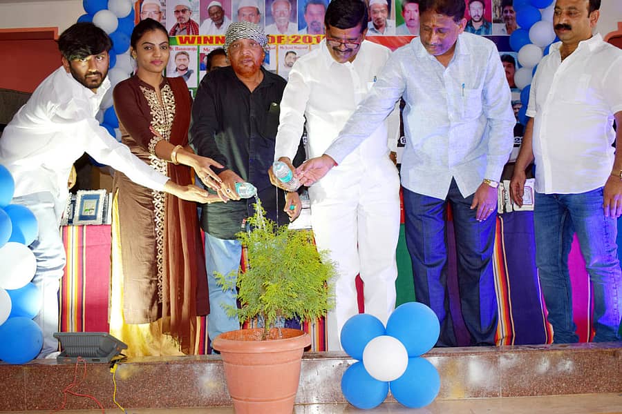 ಚನ್ನಪಟ್ಟಣದಲ್ಲಿ ನಡೆದ ಗಿರೆಬಾಜಿ ಪಾರಿವಾಳ ಹಾರಾಟ ಸ್ಪರ್ಧೆಯಲ್ಲಿ ವಿಜೇತರಾದವರಿಗೆ ಬಹುಮಾನ ವಿತರಣೆ ಕಾರ್ಯಕ್ರಮವನ್ನು ರಮೇಶ್ಗೌಡ ಉದ್ಘಾಟಿಸಿದರು