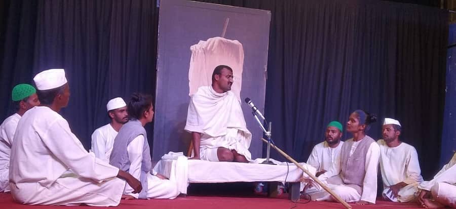 ಕೋಲಾರ ಎಸ್‌ಡಿಸಿ ಕಾಲೇಜಿನಲ್ಲಿ ಶಿವಮೊಗ್ಗ ರಂಗಾಯಣ ಸಂಸ್ಥೆಯ ಕಲಾವಿಧರ ತಂಡ ಬುಧವಾರ ‘ಪಾಪು ಬಾಪು‘ ನಾಟಕ ಪ್ರದರ್ಶಿಸಿದರು.