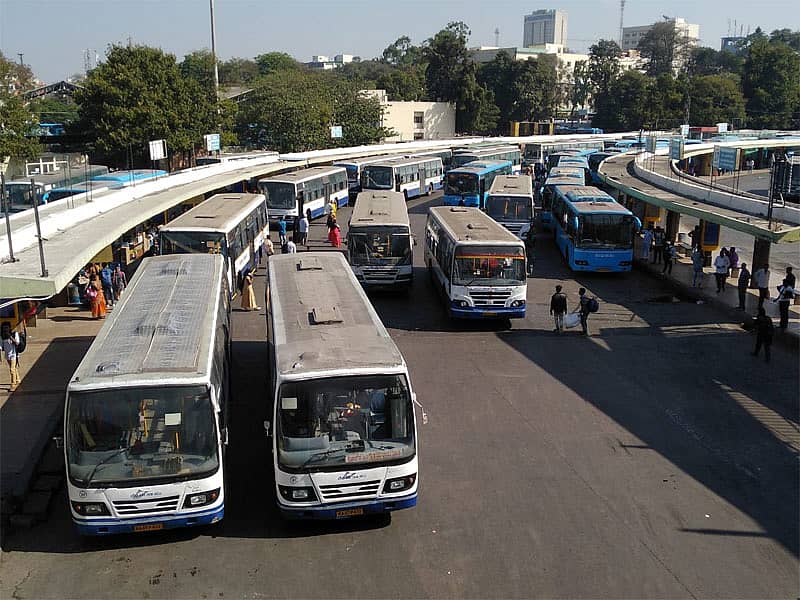 ನಗರದ ಕೆಂಪೇಗೌಡ ಬಸ್ ನಿಲ್ದಾಣದಿಂದ ಬಸ್ಸುಗಳ ಸಂಚಾರಕ್ಕೆ ಯಾವುದೇ ತೊಂದರೆ ಇಲ್ಲದೆ ಸಂಚಾರ ನಡೆಸಿದವು