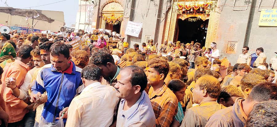 ರಾಯಬಾಗ ತಾಲ್ಲೂಕಿನ ಚಿಂಚಲಿ ಮಾಯಕ್ಕಾದೇವಿಯ ಜಾತ್ರಾ ಅಂಗವಾಗಿ ಬುಧವಾರ ಜರುಗಿದ ದೇವಿಯ ಮಹಾ ನೈವೇದ್ಯದಲ್ಲಿ ಲಕ್ಷಾಂತರ ಭಕ್ತರು ಪಾಲ್ಗೊಂಡು ದೇವಿಯ ದರ್ಶನ ಪಡೆದರು.