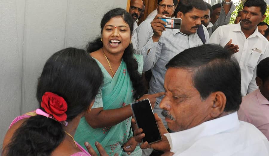 ಜಿಲ್ಲಾ ಪಂಚಾಯಿತಿ ಅಧ್ಯಕ್ಷೆ ಶಿವಮ್ಮ ಅವರೊಂದಿಗೆ ವಾಗ್ವಾದ ನಡೆಸುತ್ತಿರುವ ಮತ್ತೊಬ್ಬ ಸದಸ್ಯೆ ಅಶ್ವಿನಿ