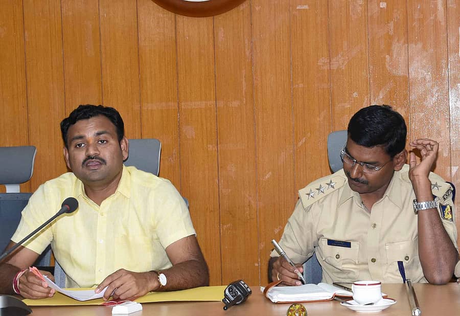 ಬೀದರ್ನ ಜಿಲ್ಲಾಧಿಕಾರಿ ಕಚೇರಿಯಲ್ಲಿ ನಡೆದ ನಡೆದ ಸೇವಾಲಾಲ್ ಜಯಂತಿ ಪೂರ್ವಭಾವಿ ಸಿದ್ಧತಾ ಸಭೆಯಲ್ಲಿ ಹೆಚ್ಚುವರಿ ಜಿಲ್ಲಾಧಿಕಾರಿ ರುದ್ರೇಶ ಘಾಳಿ ಮಾತನಾಡಿದರು. ಡಿವೈಎಸ್ಪಿ ಬಸವೇಶ್ವರ ಹಿರಾ ಇದ್ದಾರೆ