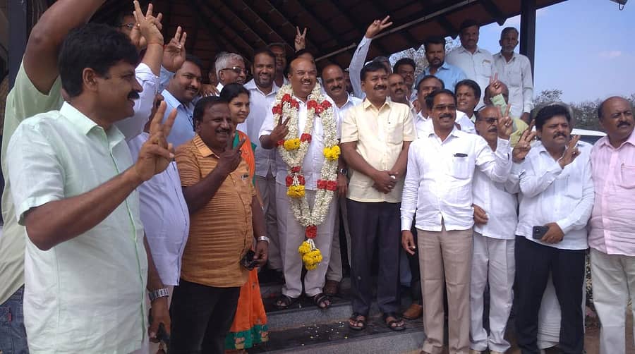 ಚಾಮುಲ್ ಅಧ್ಯಕ್ಷರಾಗಿ ಆಯ್ಕೆಯಾದ ಎಚ್.ಎಸ್.ನಂಜುಂಡ ಪ್ರಸಾದ್ ಅವರನ್ನು ಕಾಂಗ್ರೆಸ್ ಮುಖಂಡರು ಹಾರ ಹಾಕಿ ಅಭಿನಂದಿಸಿದರು