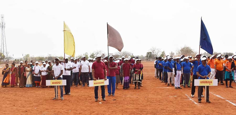 ಬೀದರ್ ತಾಲ್ಲೂಕಿನ ಕಮಠಾಣ ಬಳಿ ಇರುವ ಪಶು ವೈದ್ಯಕೀಯ ಮಹಾವಿದ್ಯಾಲಯದ ಕ್ರೀಡಾಂಗಣದಲ್ಲಿ ರಾಜ್ಯ ಸರ್ಕಾರಿ ನೌಕರರ ಜಿಲ್ಲಾಮಟ್ಟದ ಕ್ರೀಡಾಕೂಟವನ್ನು ಜಿಲ್ಲಾಧಿಕಾರಿ ಎಚ್.ಆರ್. ಮಹಾದೇವ ಬುಧವಾರ ಬಲೂನ್ ಹಾರಿ ಬಿಡುವ ಮೂಲಕ ಉದ್ಘಾಟಿಸಿದರು