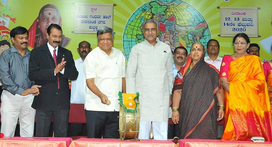 ಹುಬ್ಬಳ್ಳಿಯಲ್ಲಿ ಬುಧವಾರ ಆರಂಭವಾದ ಕನ್ನಡ ಜಾನಪದ ಸಂಸ್ಕೃತಿ ಹಾಗೂ ದೇಶಿ ಕ್ರೀಡೆಗಳ ನಾಲ್ಕನೇ ಸಮ್ಮೇಳನಕ್ಕೆ ಡ್ರಮ್ ಬಾರಿಸುವ ಮೂಲಕ ಜಿಲ್ಲಾ ಉಸ್ತುವಾರಿ ಸಚಿವ ಜಗದೀಶ ಶೆಟ್ಟರ್ ಚಾಲನೆ ನೀಡಿದರು