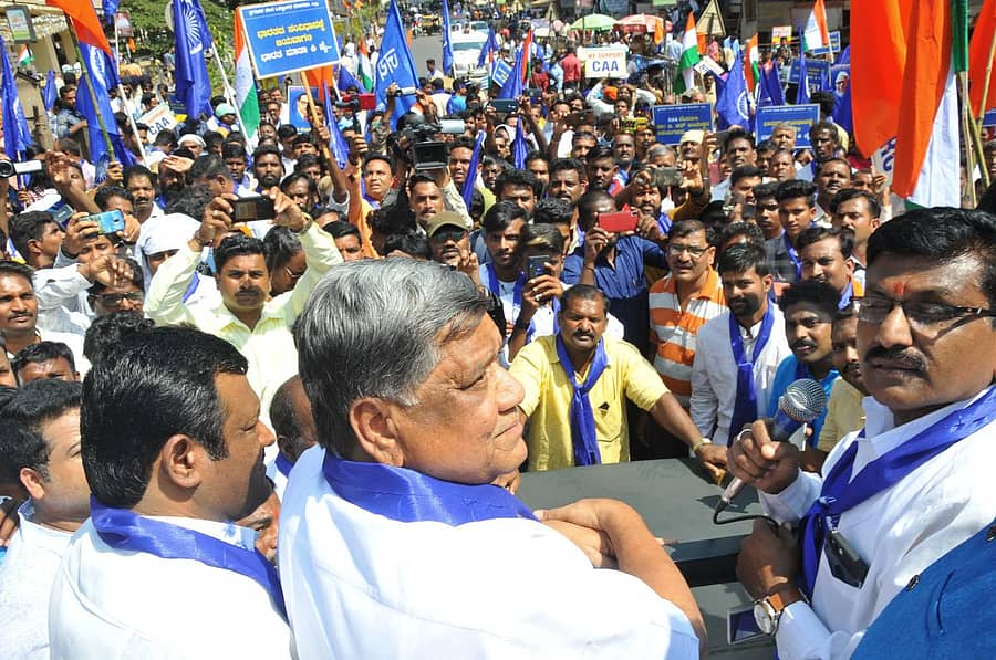 ಪೌರತ್ವ ತಿದ್ದುಪಡಿ ಕಾಯ್ದೆ ಬೆಂಬಲಿಸಿ ಪ್ರಗತಿಪರ ದಲಿತ ಒಕ್ಕೂಟಗಳ ಮಹಾಸಭಾ ಹುಬ್ಬಳ್ಳಿಯಲ್ಲಿ ಗುರುವಾರ ಹಮ್ಮಿಕೊಂಡಿದ್ದ ಅಭಿನಂದನಾ ರ್ಯಾಲಿಯಲ್ಲಿ ಪಾಲ್ಗೊಂಡಿದ್ದ ಸಚಿವ ಜಗದೀಶ ಶೆಟ್ಟರ್