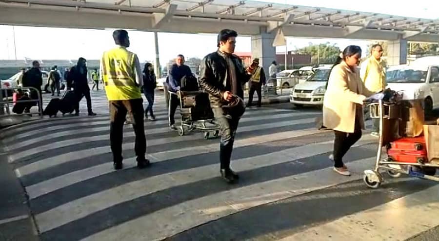 ವಿಮಾನ ನಿಲ್ದಾಣದಲ್ಲಿ ಬೇರೆಡೆ ತೆರಳಿತ್ತಿರುವ ಪ್ರಮಾಣಿಕರು