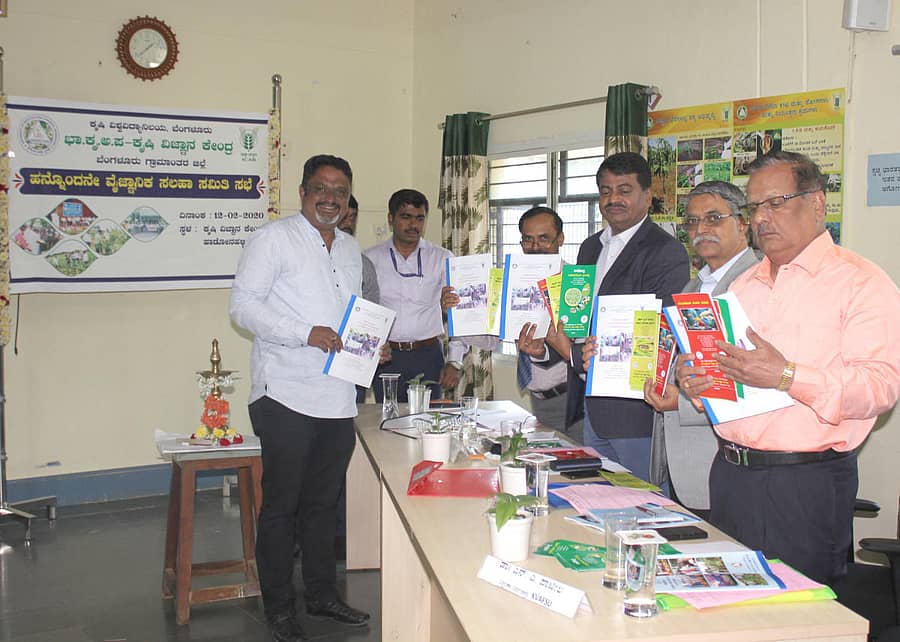 ಕೆವಿಕೆ ವತಿಯಿಂದ ಹೊರತರಲಾಗಿರುವ ಕೈಪಿಡಿಯನ್ನು ಕೃಷಿ ವಿಶ್ವವಿದ್ಯಾನಿಲಯದ ಕುಲಪತಿ ಡಾ.ಎಸ್.ರಾಜೇಂದ್ರಪ್ರಸಾದ್ ಬಿಡುಗಡೆ ಮಾಡಿದರು